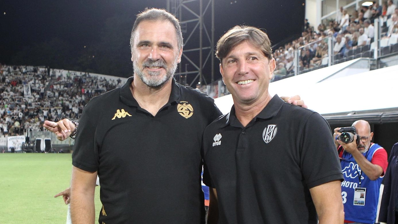 Luca D’Angelo e l’allenatore del Cesena Michele Mignani prima del match di andata giocato al. Picco e vinto dalle Aquile