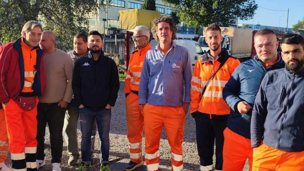 Un gruppo di lavoratori di Telco davanti alla sede di Colle di Val d’Elsa che dà lavoro a cinquanta addetti nello stabilimento dell’area di Belvedere