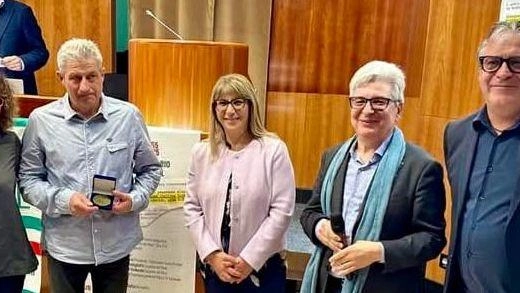 A sinistra Andrea Marfuggi pontremolese premiato all’assemblea di Roma