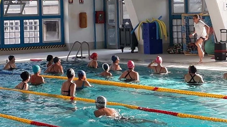 La piscina di Montepulciano Stazione riapre dopo interventi di miglioramento. Corsi e nuoto libero disponibili, con tariffe promozionali. Impianto gestito dalla Ssd Officina del Nuoto per sei anni. Open Day in programma per presentare le attività alla cittadinanza.