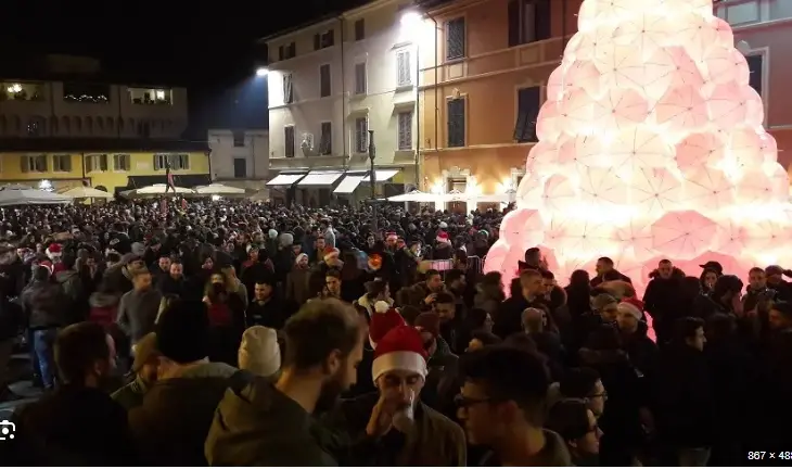 Torna la Camel Ponce night a Pietrasanta. Il sindaco: “Siate tutti responsabili”