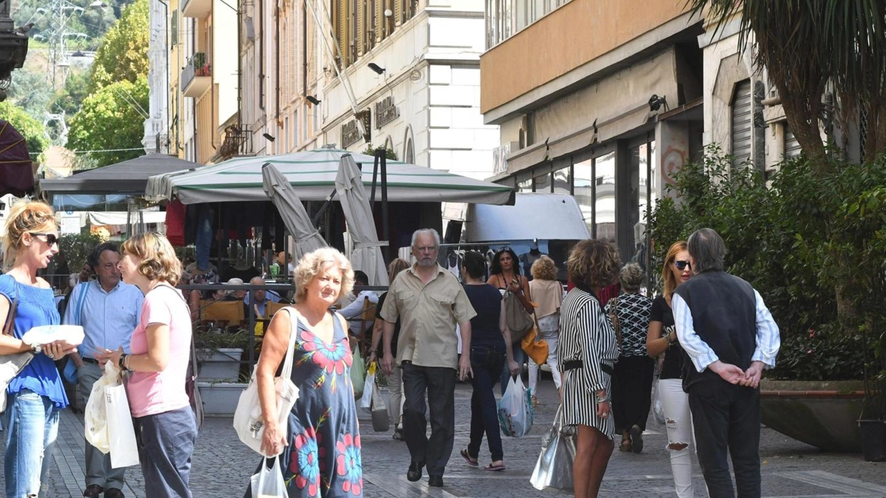 Via Roma, un tempo molto vissuta dai carraresi: si punta a un rilancio generale del centro storico