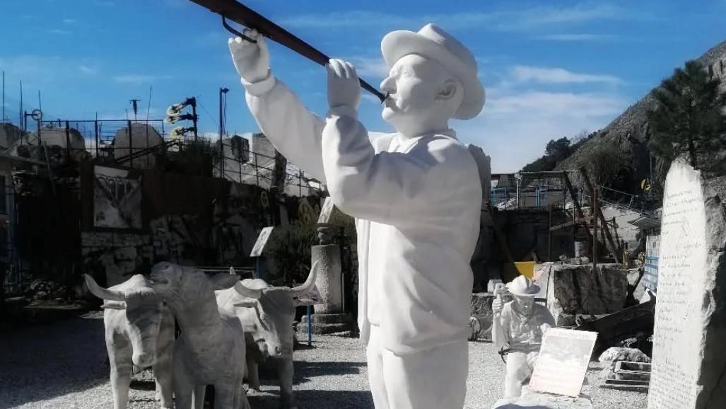 Il duro ma suggestivo mondo delle cave (nella foto) di Carrara di scena a Villa Bertelli. Sabato alle 17 nel Giardino...