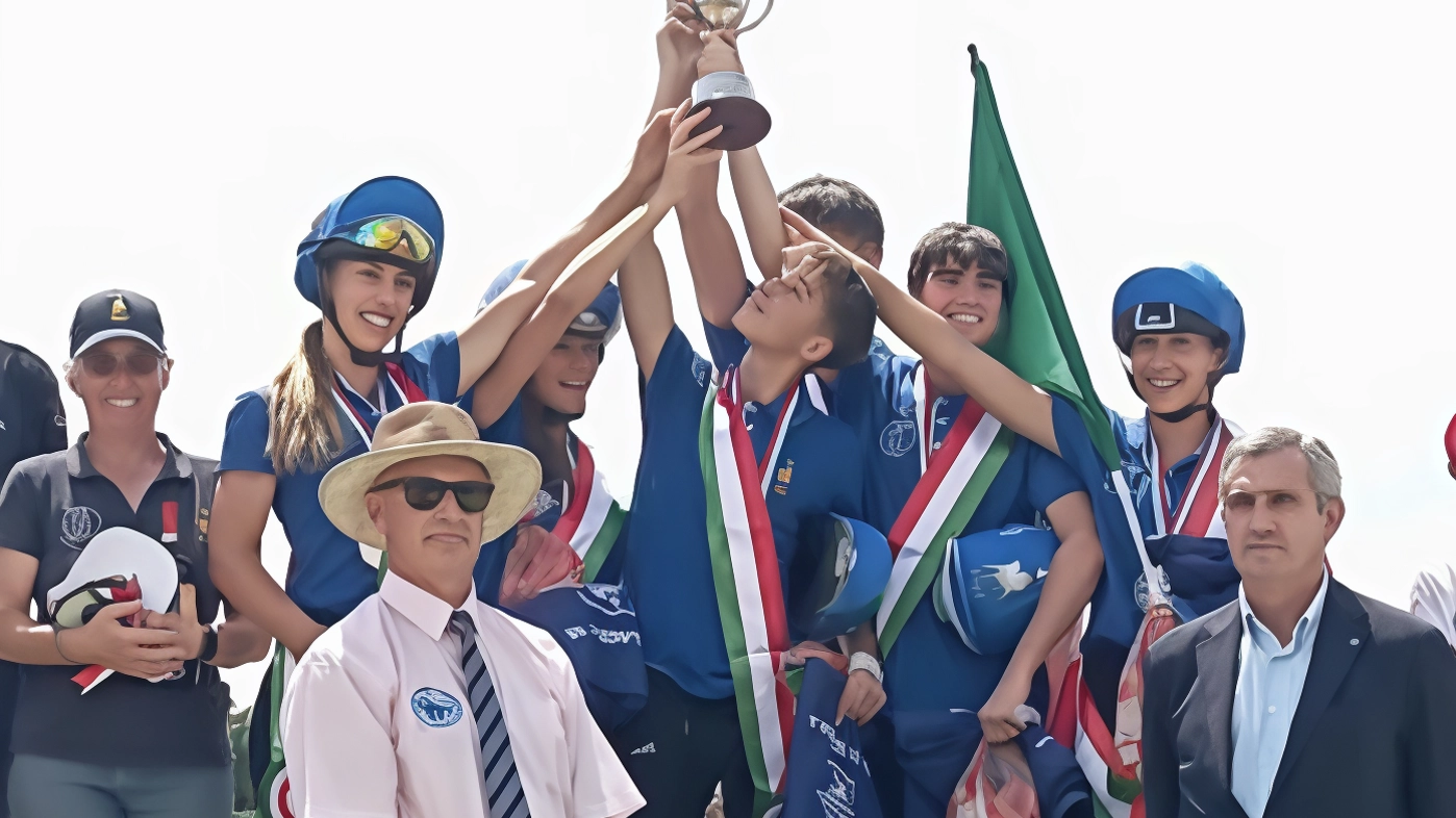 Gli impianti dell’Arezzo Equestrian Centre hanno portato fortuna ai giovani cavalieri e amazzoni italiani. La squadra Under 18 di Mounted...