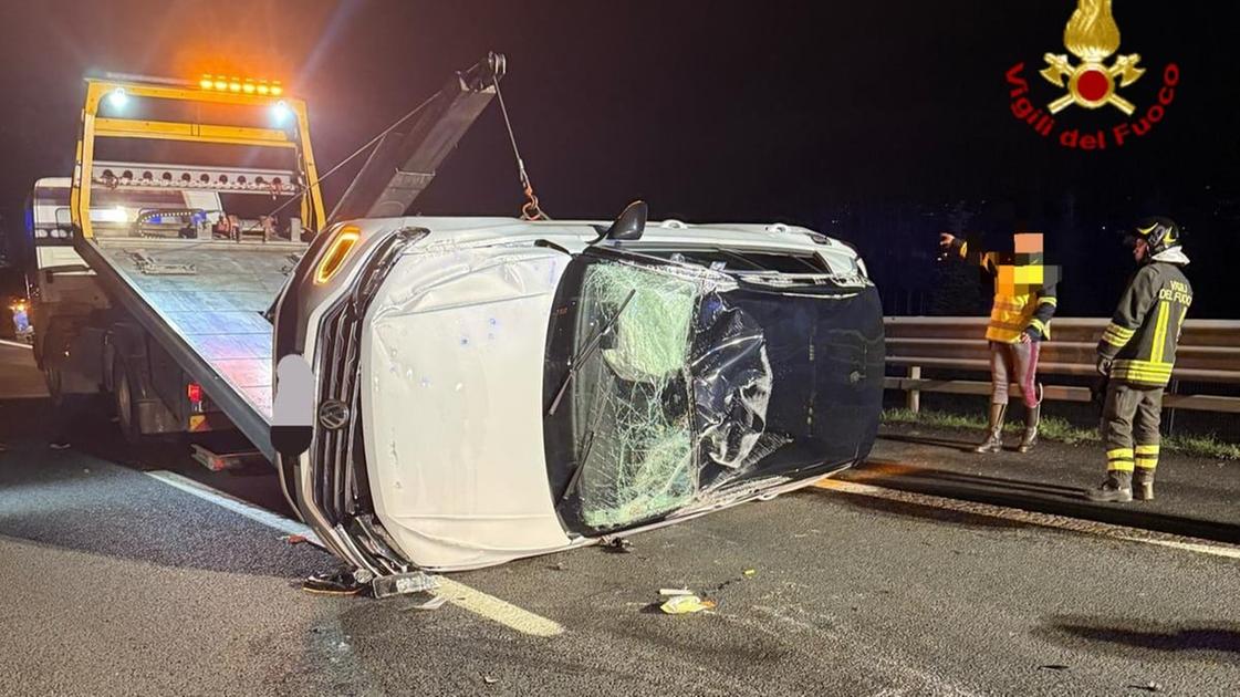 Incidente in autostrada fra quattro auto, una si ribalta: lo scontro in A11