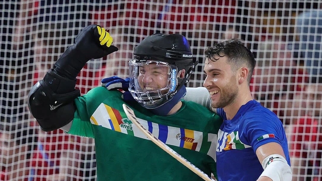 Stefano Zampoli (a sx) festeggia il bronzo con l'Italia