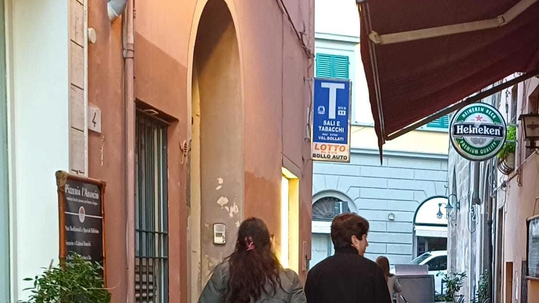 Il luogo in cui è avvenuta l’aggressione, nella foto, due passanti estranei al caso