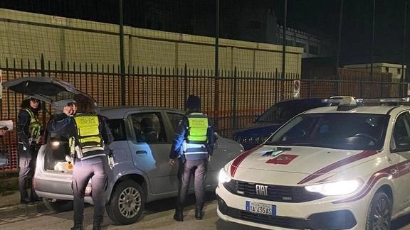 La pattuglia della polizia locale di Pontedera durante una delle due operazioni portate a termine