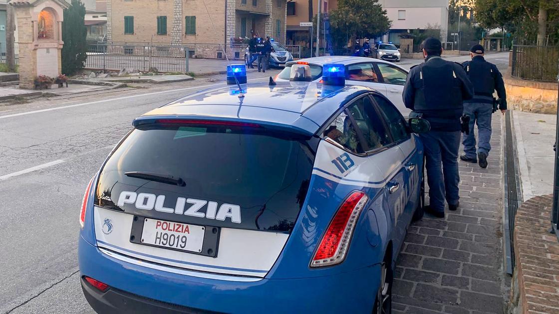 Droga, pistola clandestina e duemila euro di contanti: arrestato un cinquantenne