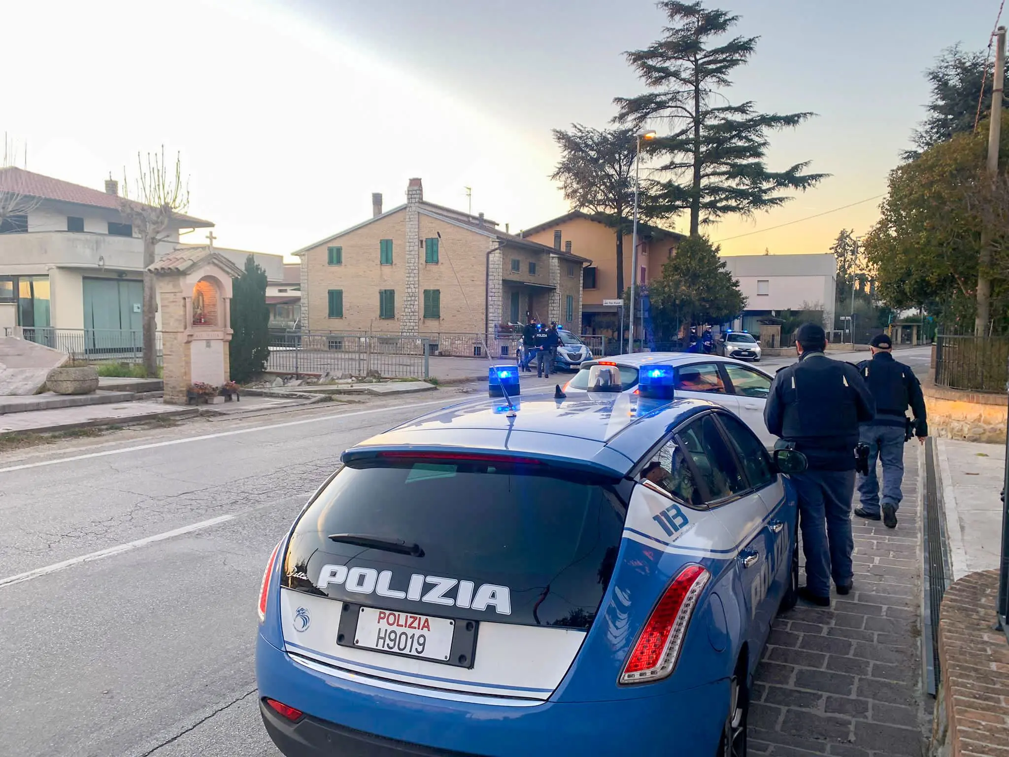 Droga, pistola clandestina e duemila euro di contanti: arrestato un cinquantenne