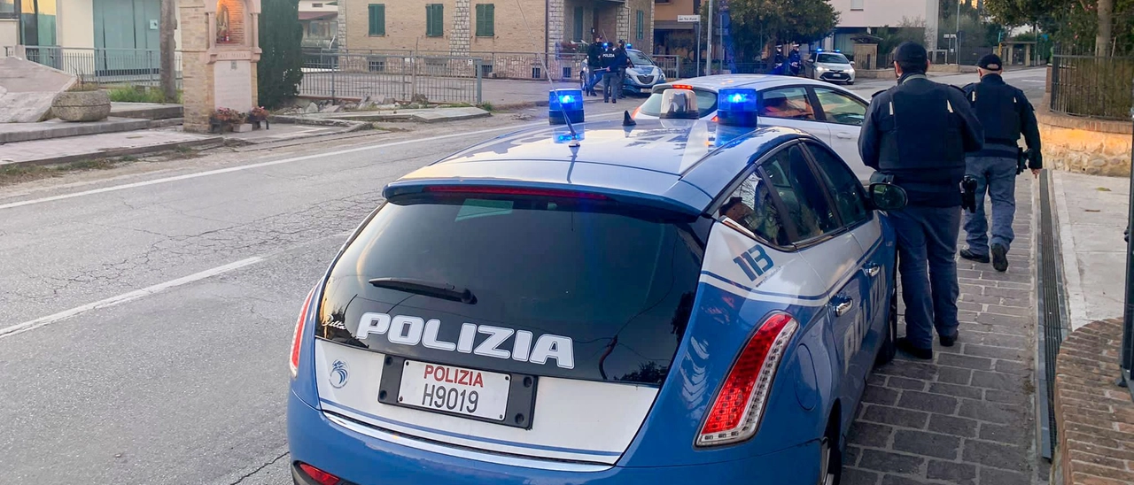 Droga, pistola clandestina e duemila euro di contanti: arrestato un cinquantenne