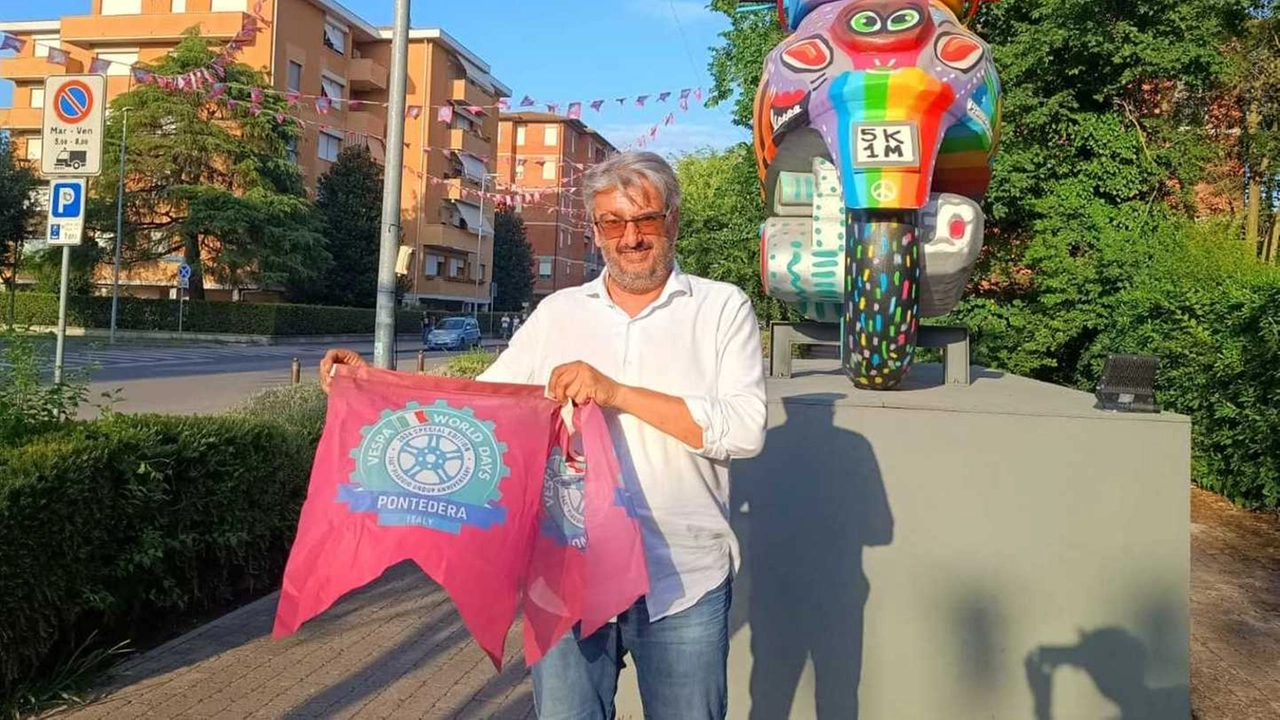 Eugenio Leone con alcune delle bandierine che addobbavano il viale