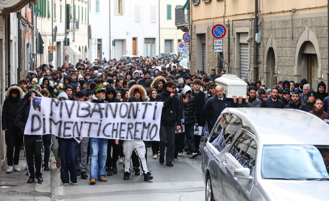 Rissa al funerale del diciassettenne ucciso, i genitori: “La società ha fallito ancora”