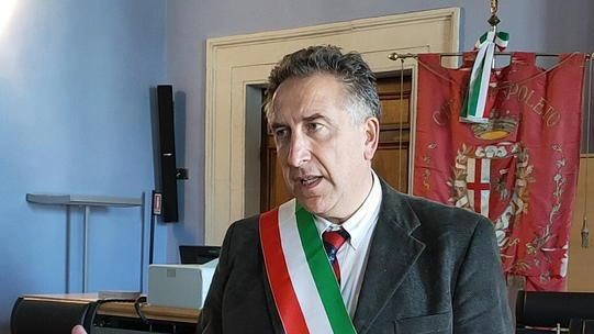 Nasce il progetto “Palazzo Due mondi-Incontri in centro“, patrocinio annuale da parte del Comune. Nella foto il sindaco Andrea Sisti