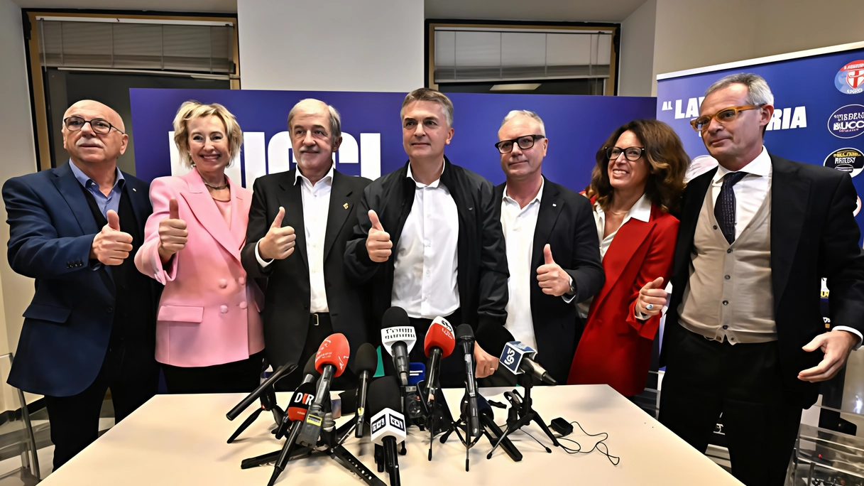 I leader del centrodestra regionale attorno al neo presidente Bucci in occasione della conferenza stampa avvenuta ieri sera