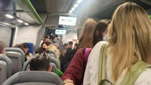 Carrozze piene e solo posti in piedi. Viaggiare in treno è diventata un’odissea