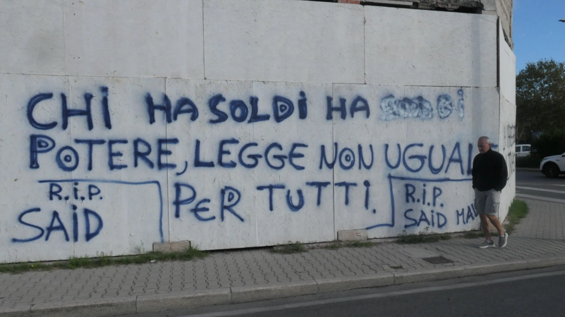 La scritta comparsa a Viareggio sul caso dell'uomo ucciso dall'imprenditrice