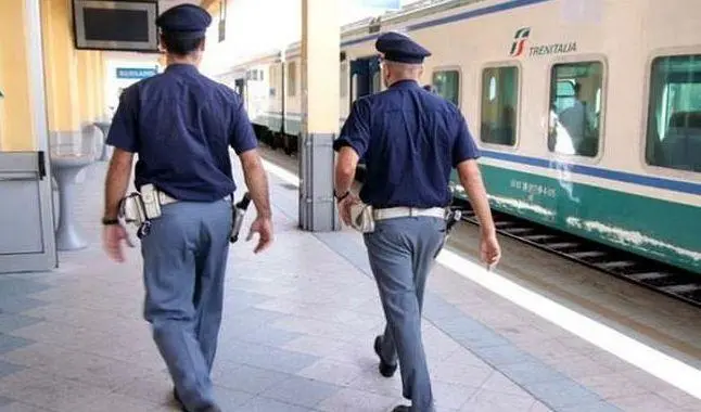 Sassi sulle rotaie della ferrovia. La Polfer ha avviato le indagini