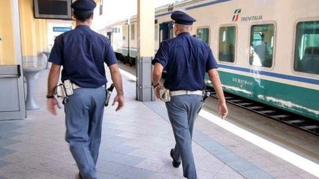 La polizia ferroviaria sta indagando per risalire a chi ha lasciato sassi sui binari