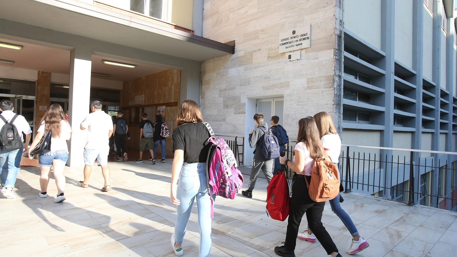 L'ingresso in una scuola. Le spese per le famiglie che hanno figli fra i banchi aumentano