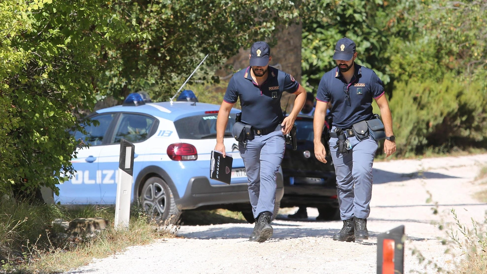 Orrore nel giardino del casolare. Spara e uccide moglie e figlia. Poi si ammazza con una fucilata