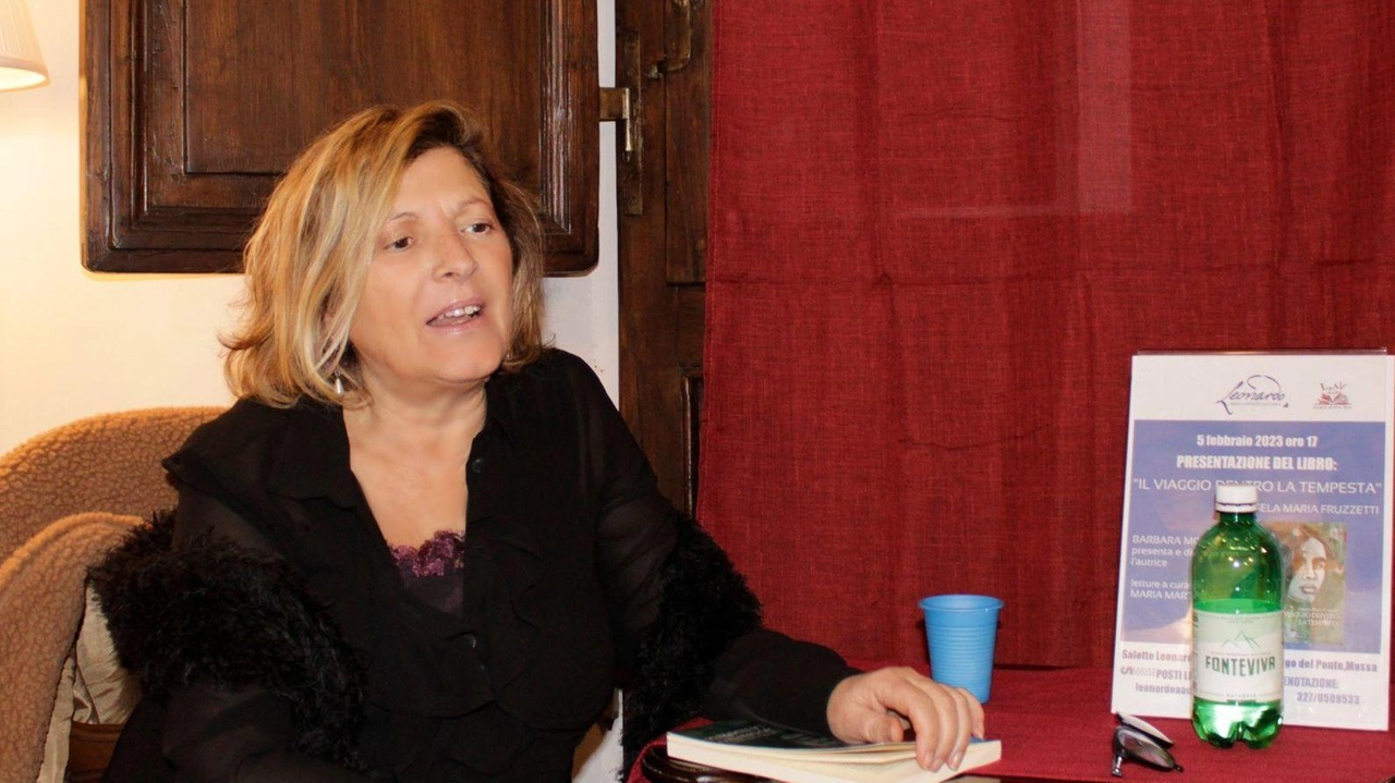 Presentazione romanzo "Viaggio dentro la tempesta" di Angela Maria Fruzzetti allo stabilimento balneare dell’Anmi a Marina di Massa. Dialogo con Marco Alberti e lettura brani da parte di Marcella Cardone e Massimo Norti della Laav. Il libro racconta la storia di Matilde, donna sarda di 90 anni, ispirata a vicende femminili del Novecento e anni Duemila.