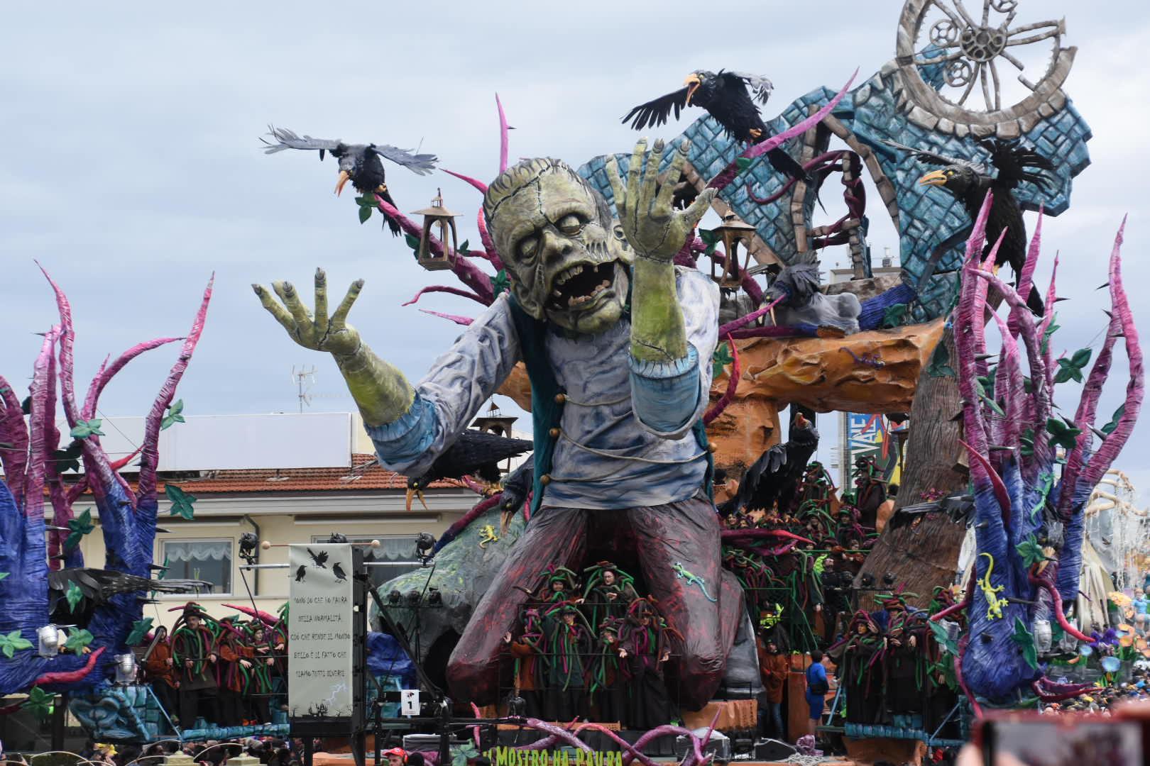 Carnevale di Viareggio: carri, costumi, colori. Ecco il primo corso mascherato