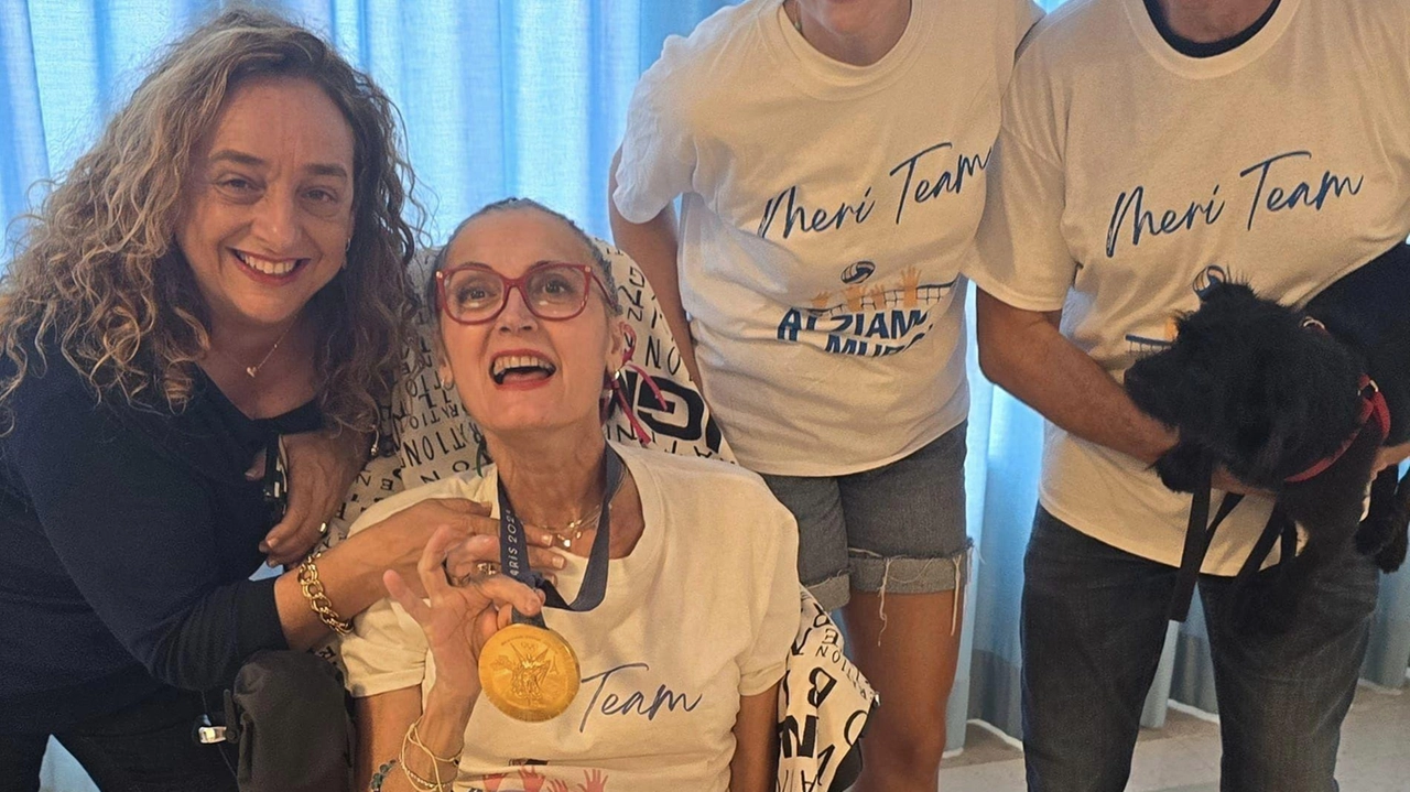 Meri Malucchi con la medaglia d’oro di Carlotta Cambi, olimpionica della Pallavolo a Parigi e accanto a lei nella foto, insieme a Fausto Malucchi ed Elena Baldi