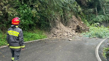 Pistoia, frana in via di Santomoro: casa evacuata a valle