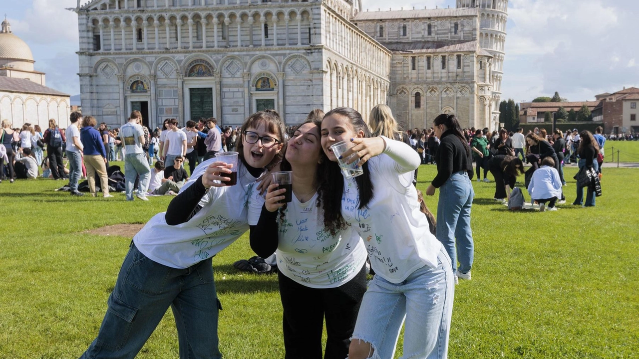 Un gruppo di studentesse in piazza dei Miracoli (. Foto Del Punta/Valtriani