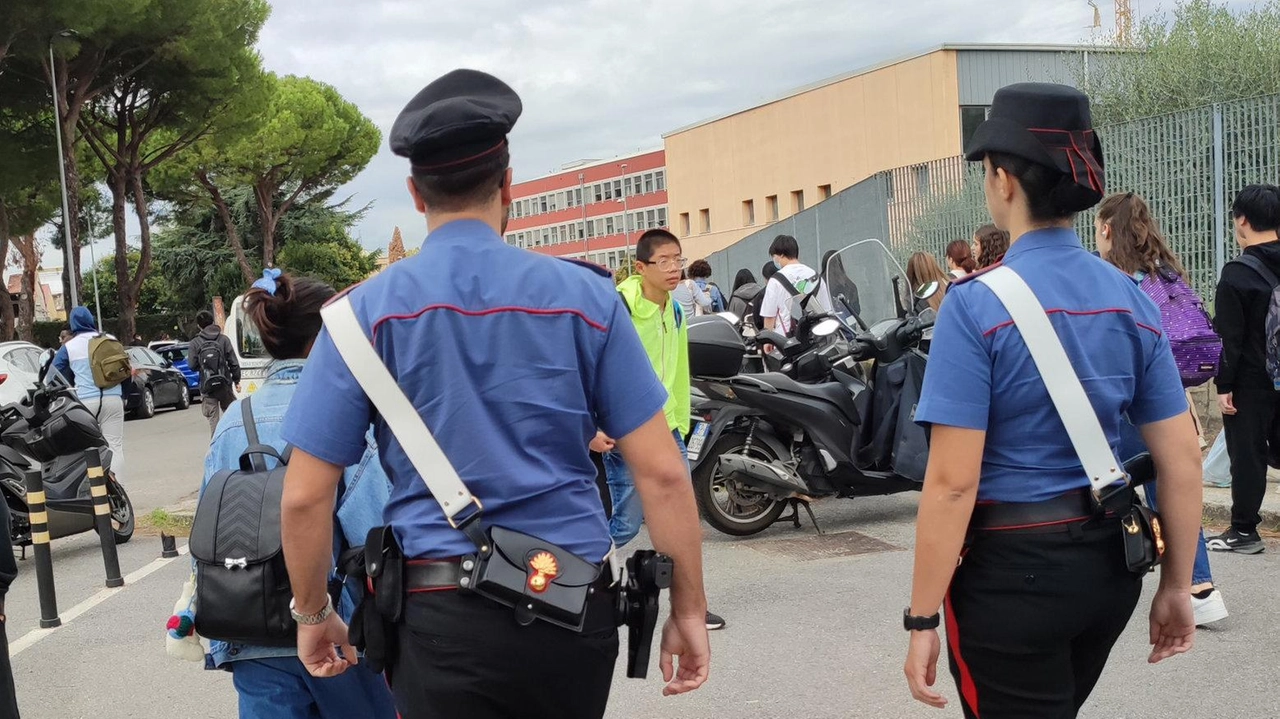 I controlli di polizia e carabinieri ieri. al polo scolastico di via Reggiana Foto Attalmi