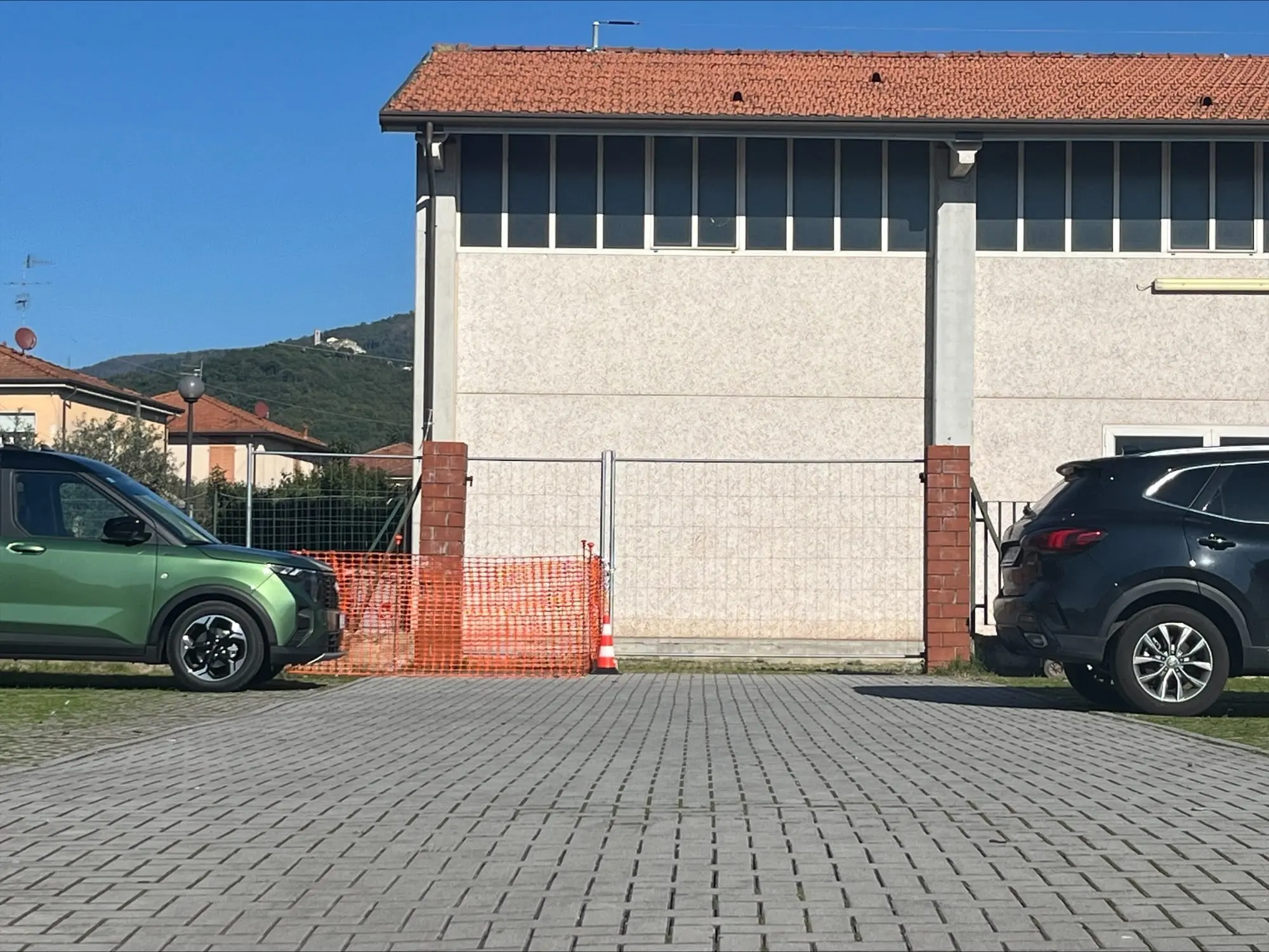 Cancello cade al suolo, paura a scuola nell’orario di uscita dei bambini