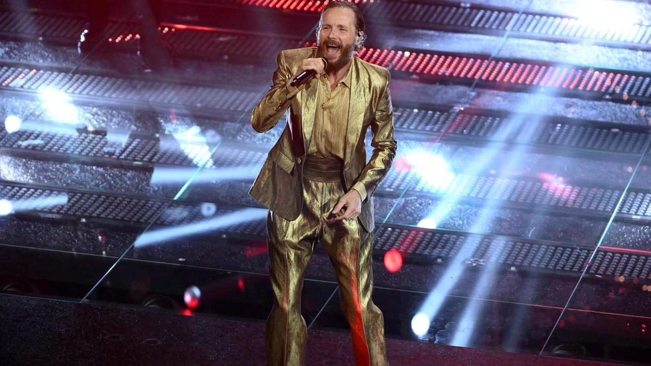 Lorenzo Jovanotti super ospite della prima serata del Festival di Sanremo si è esibito in un medley dei suoi successi partendo dalle strade della città dei fiori accompagnato da centinaia di percussionisti e salendo poi sul palco dell’Ariston