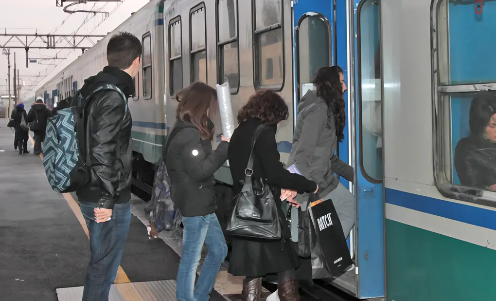 Treni in ritardo e nuovi orari: "I sindaci prendano posizione"