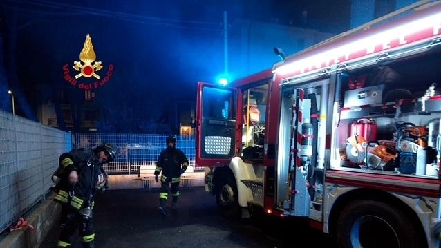 I vigili del fuoco sono intervenuti con l’autoscala. Una parte del tetto è crollata e le famiglie del piccolo immobile sono state evacuate