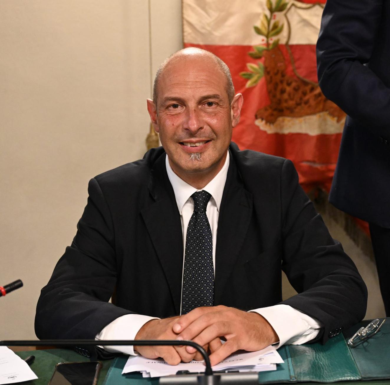 https://www.lanazione.it/image-service/view/acePublic/alias/contentid/YjI1YTk3OWYtYjc4NS00/0/il-vice-sindaco-e-assessore-al-sociale-giovanni-minniti-nella-foto-di-alcide.jpeg