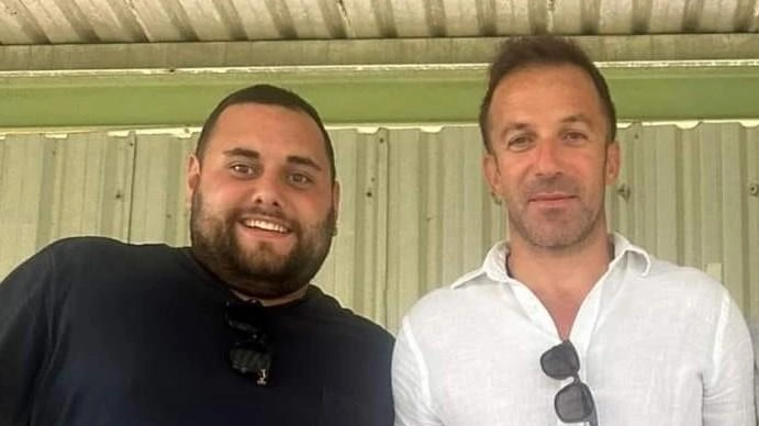 Alex Del Piero sugli spalti a Uliveto tifa il figlio e si concede ai selfie