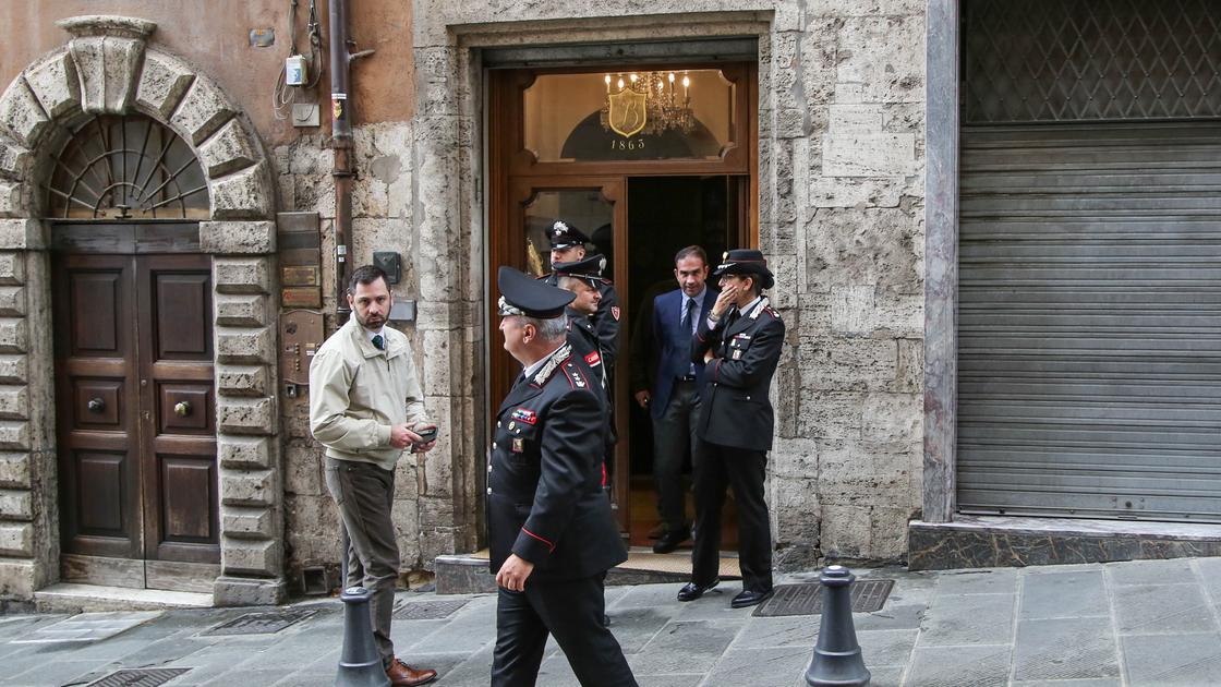 Terrore alla storica gioielleria Biagini: rapina a mano armata in pieno centro