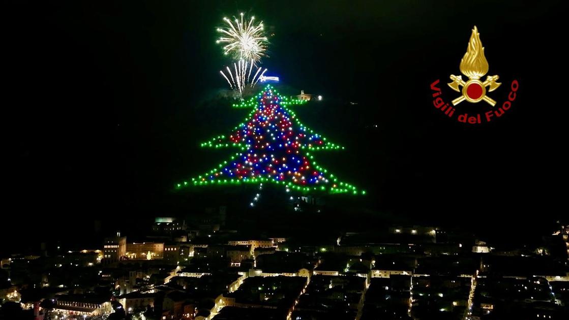 L’albero di Natale più grande del mondo acceso a Gubbio