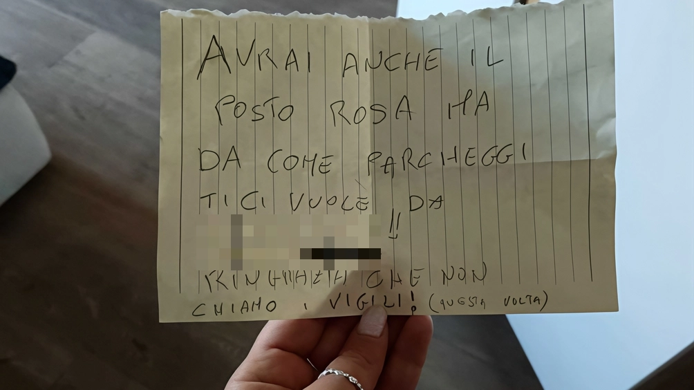 Il messaggio che un anonimo ha scritto e lasciato sul parabrezza dell’auto di Chiara che ha raccontanto cosa è accaduto