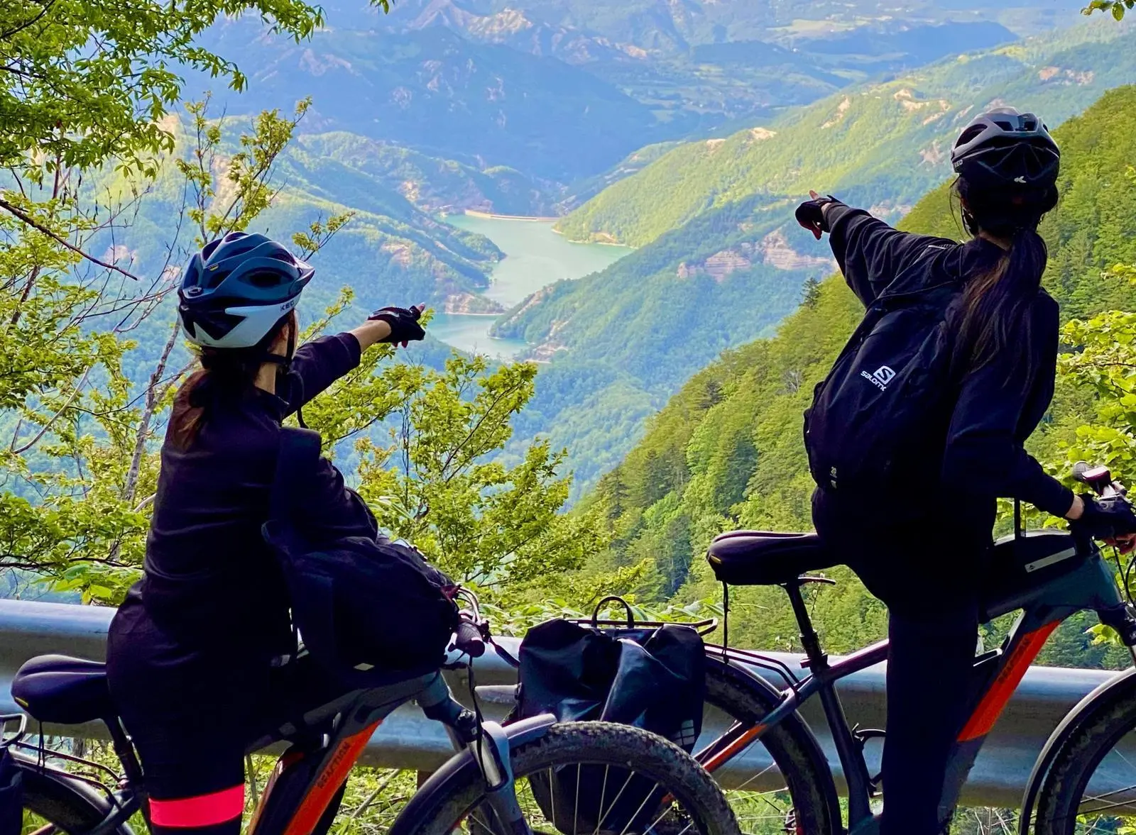 Al lavoro con la bici elettrica. I dipendenti del Parco lasciano l’auto per spostarsi