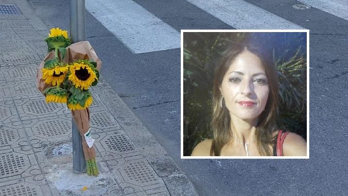 Un mazzo di girasoli all’incrocio in cui domenica mattina ha perso la vita Laura Chiricuta (nel riquadro)