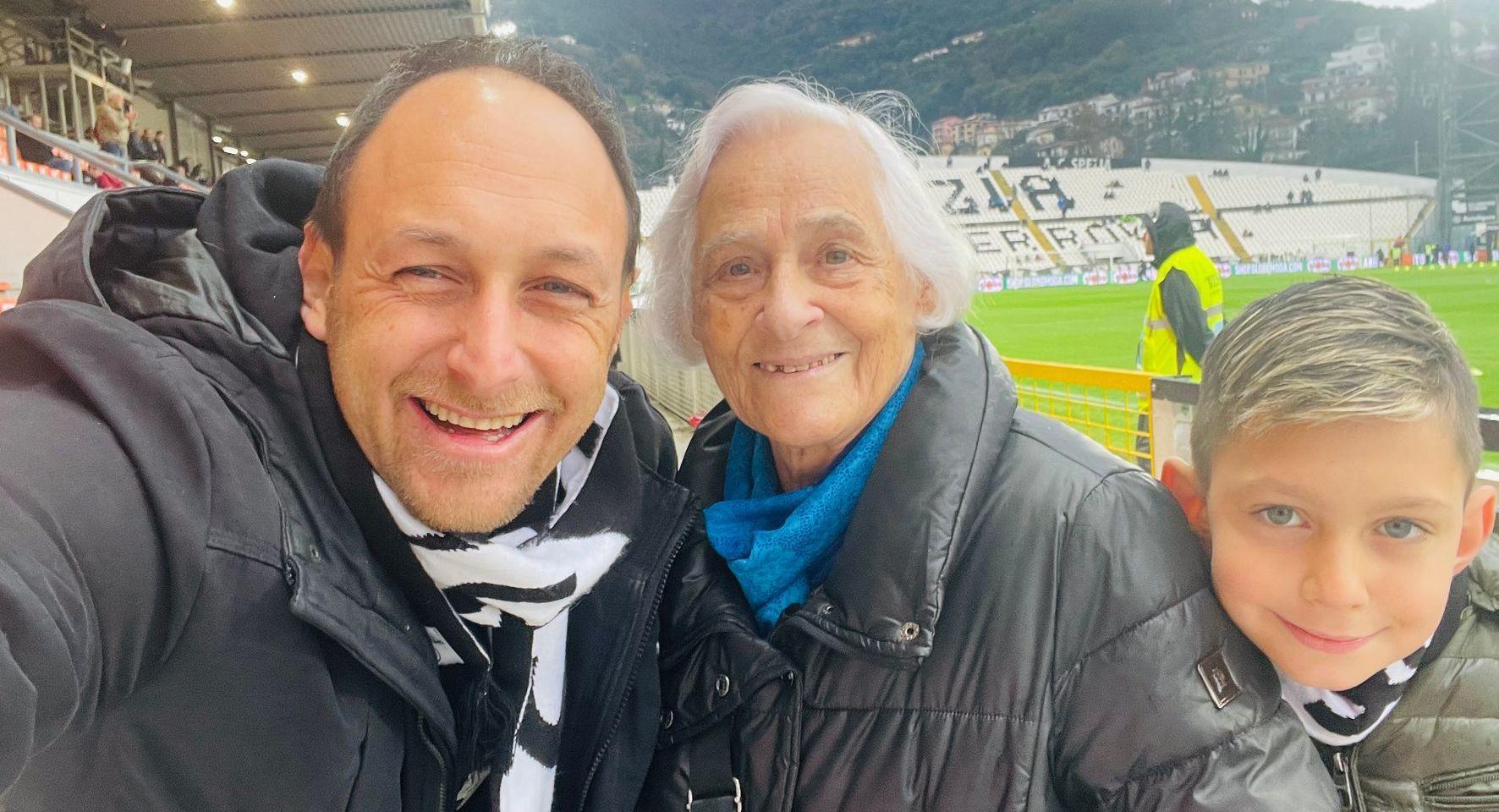 Nonna Mara in curva. Festeggia insieme ai tifosi