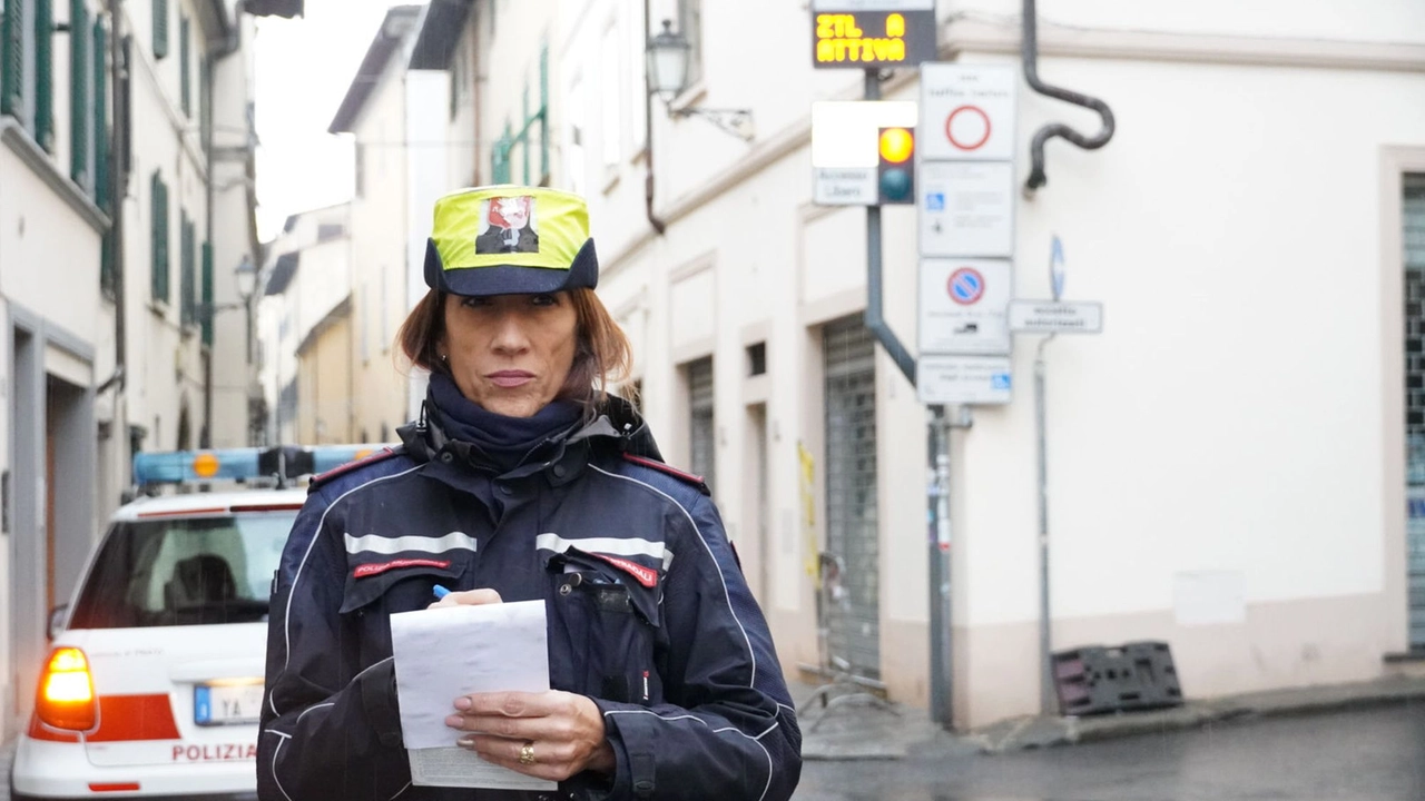 Agente della polizia municipale in centro storico (foto Attalmi)