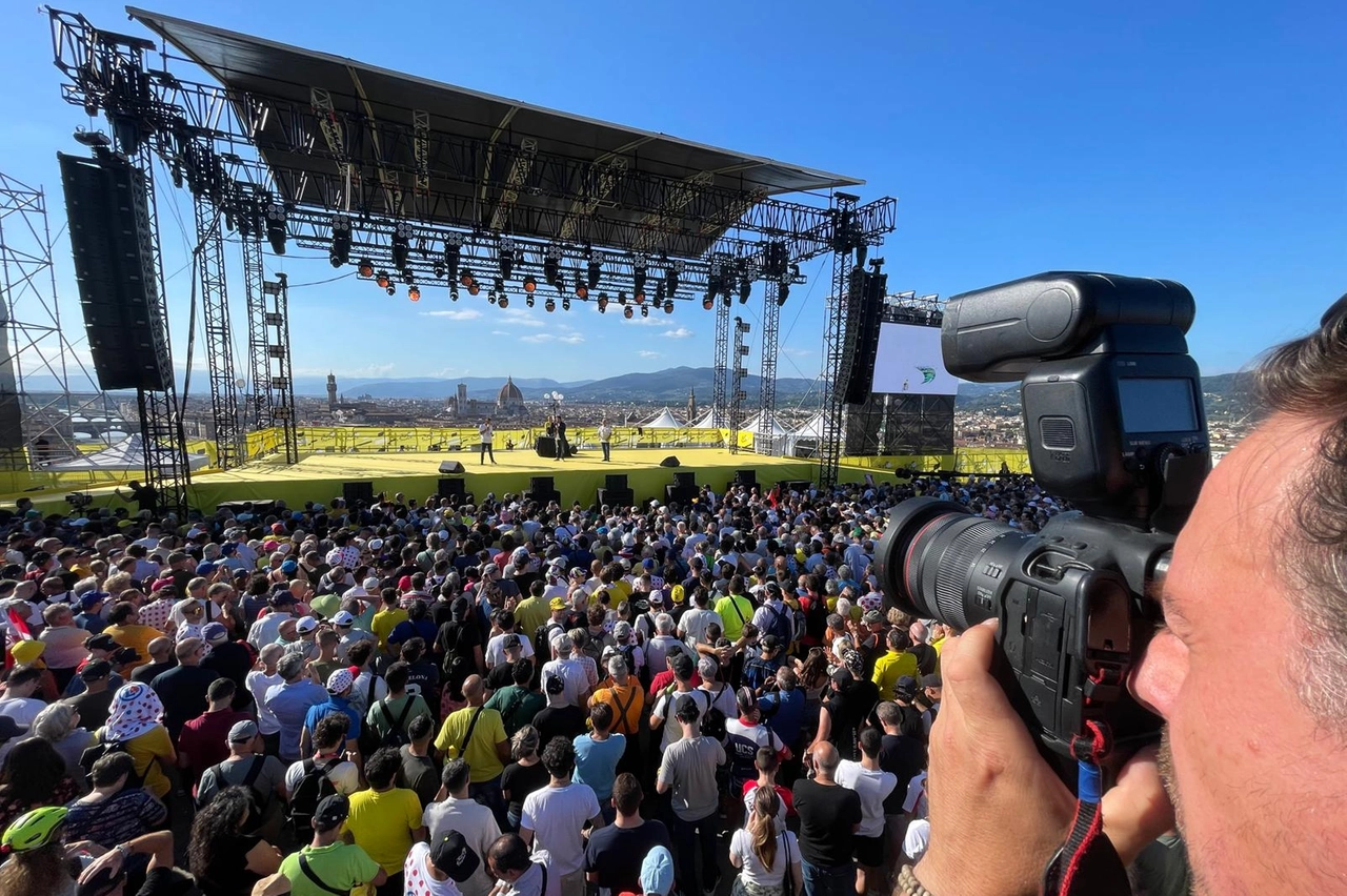 Il palco del Tour de France a piazzale Michelangelo: attesa alle stelle, platea gremita