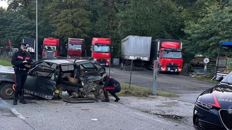 I rilievi dei carabinieri sulla Fiat Panda pesantemente danneggiata