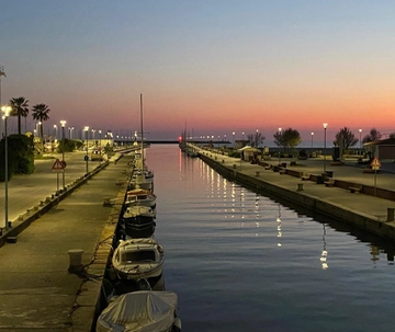 Quando cala il sole al molo. Un via vai di di giovani e quei pusher tra gli scogli