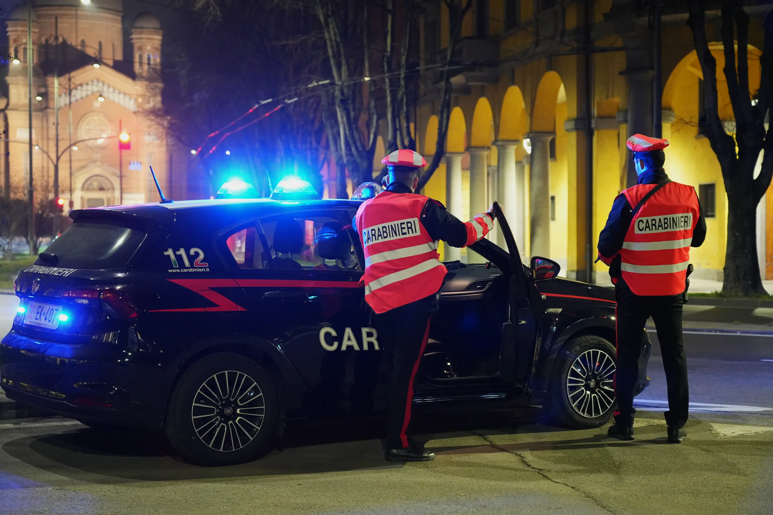 Invalida aggredita e rapinata in casa. Legata sulla sedia a rotelle e picchiata per 60 euro