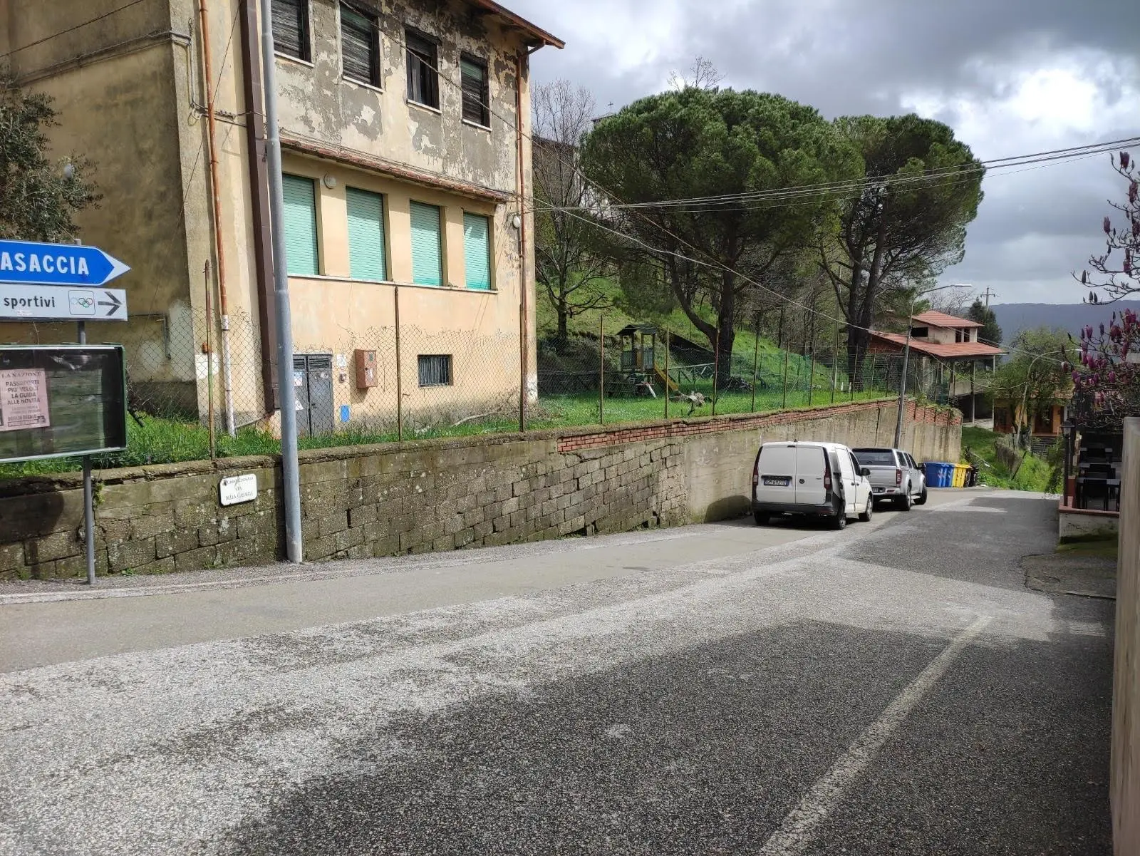 Appello per la scuola di Migliana: "Il muro esterno è a rischio crolli"