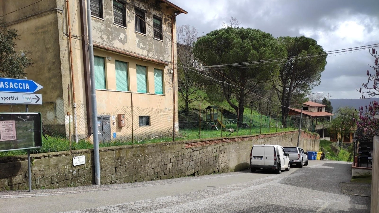 Il muro di contenimento della scuola primaria. lungo via di Casaccia a Migliana